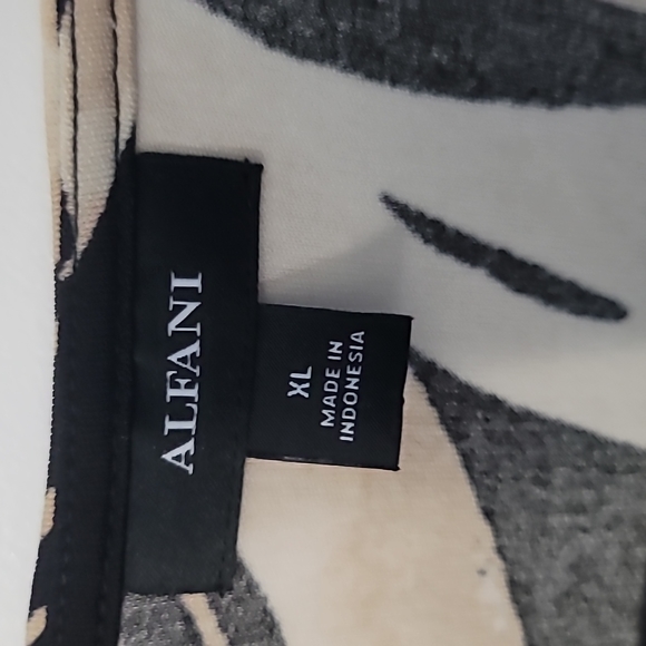 Top - Picture 2 of 3